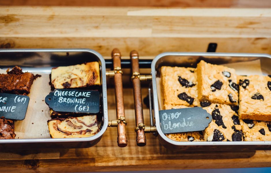 Amerikaanse blondies met witte chocolade