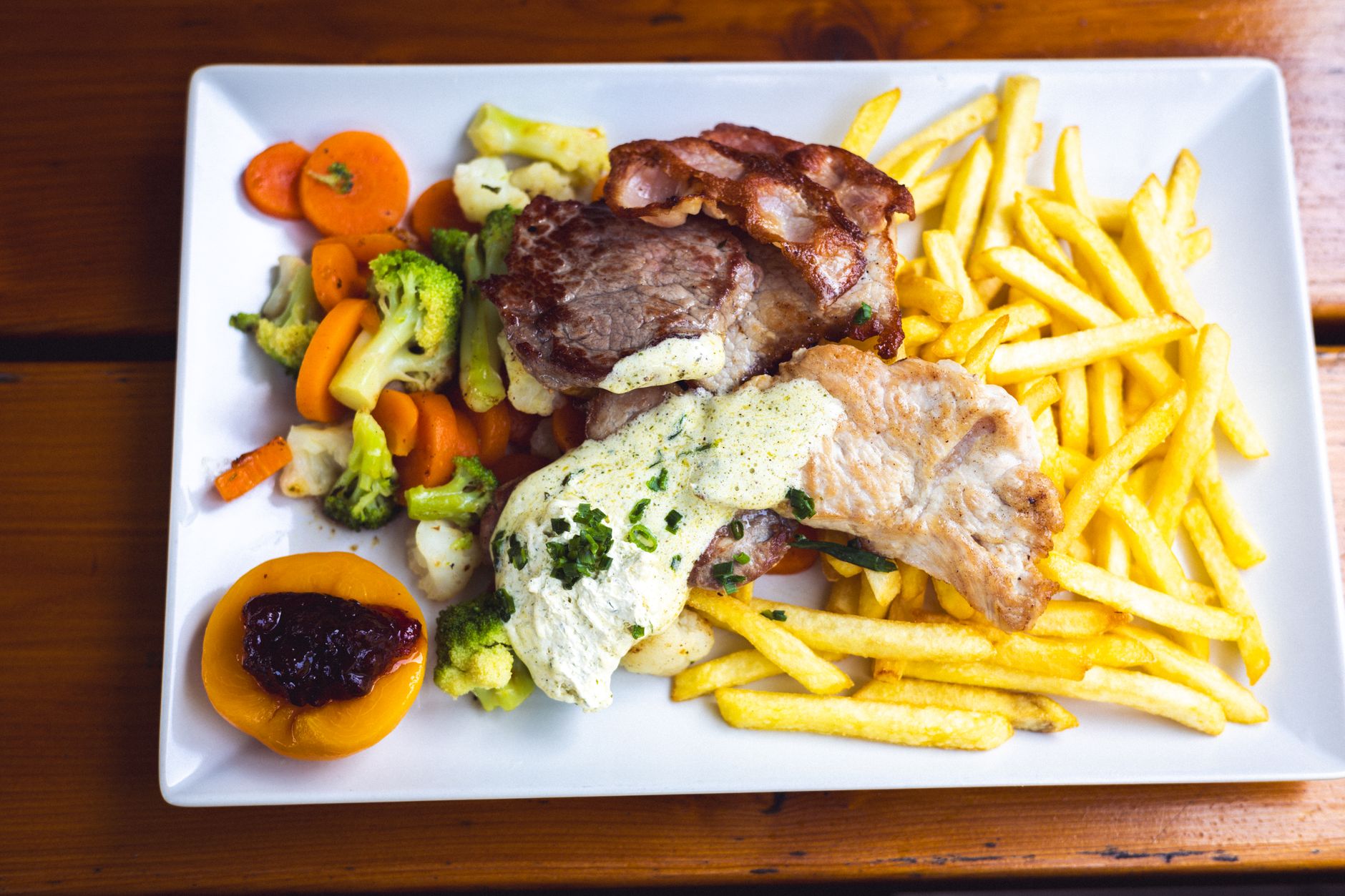 Chicken fried steak met romige peperjus