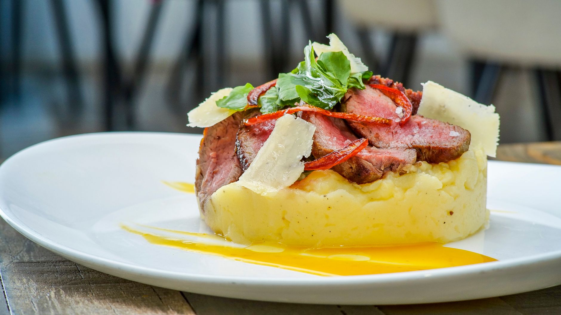 Corned beef stoemp met witloof en mosterdsaus