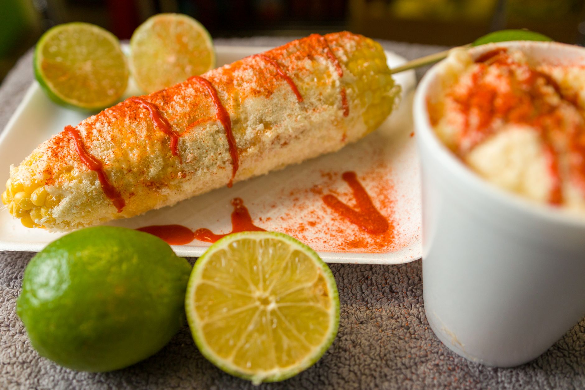 Elote (Mexicaanse maïskolf met kaas)
