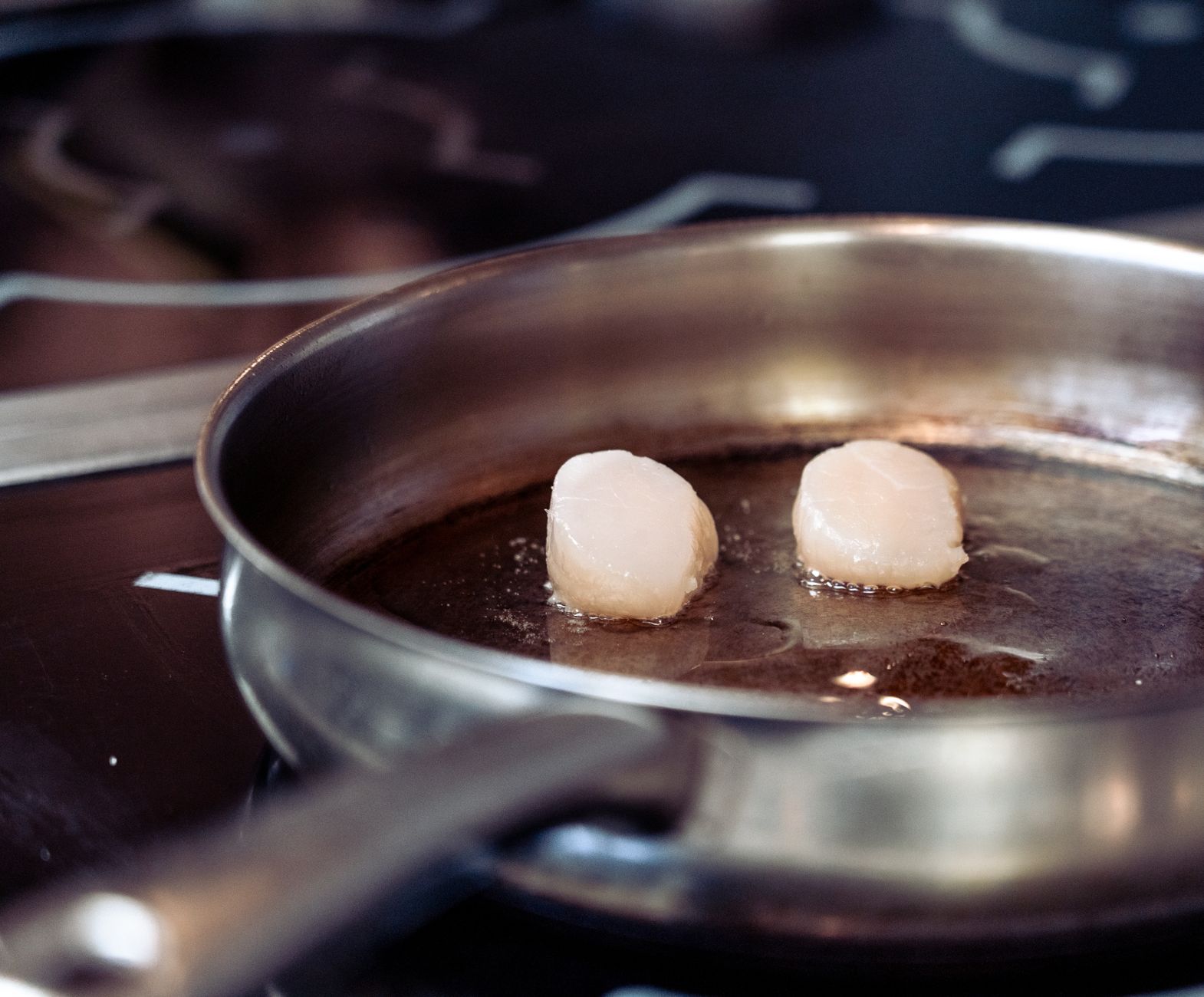 Feestelijk vispannetje met coquilles, zalm en kabeljauw