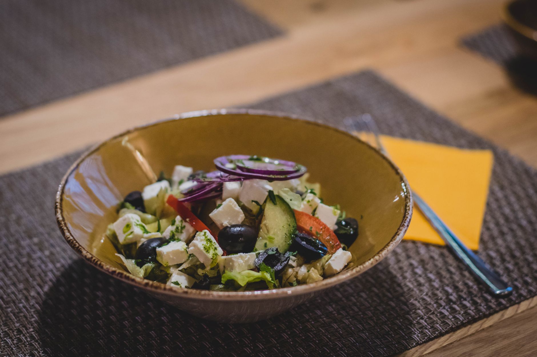 Griekse orzosalade met olijven en komkommer