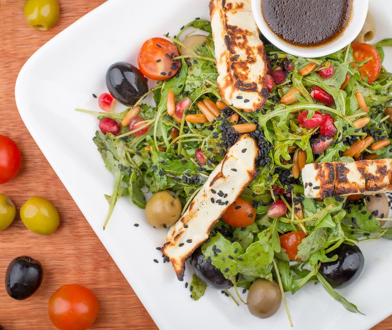 Halloumi-traybake met mediterrane groenten