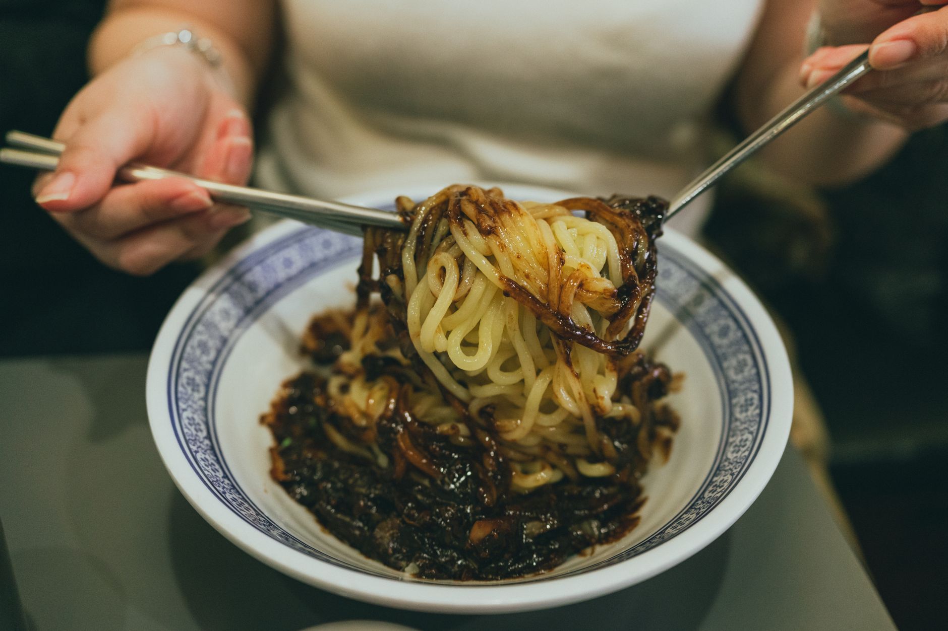 Jjajangmyeon (Koreaanse noedels in zwarte bonensaus)