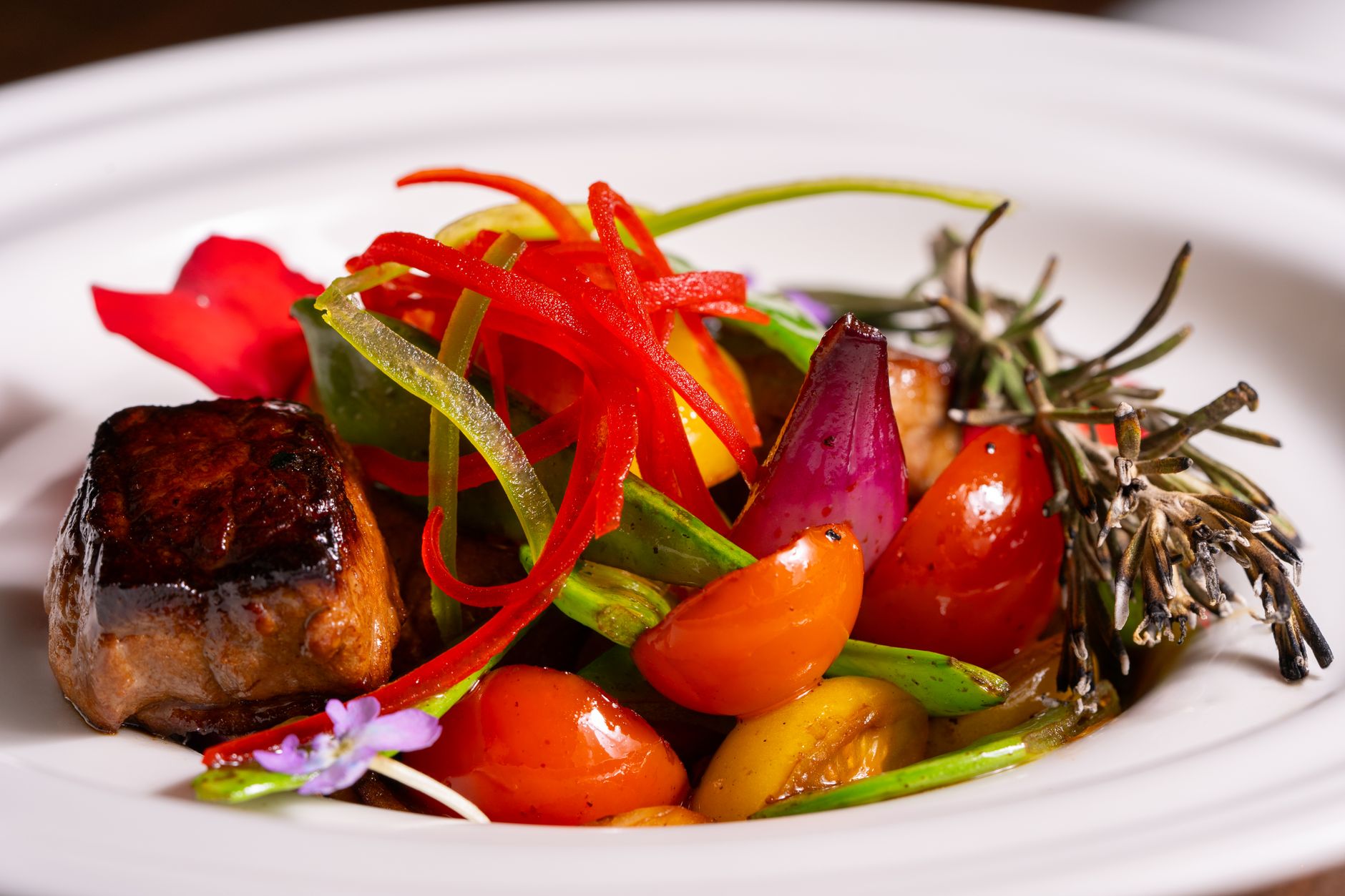 Kalfslapjes met tomaat, paprika en ajuin uit de oven