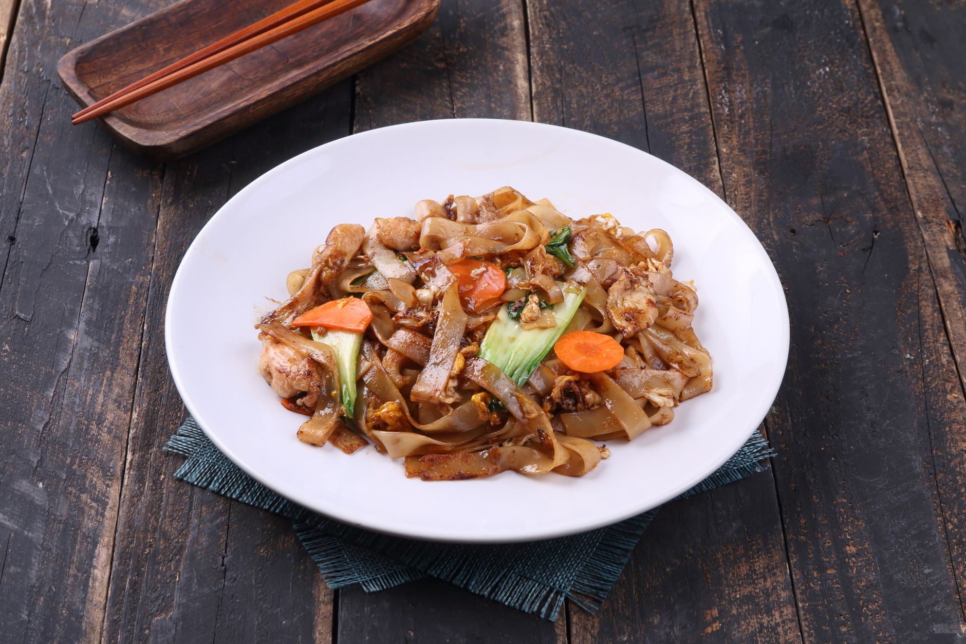 Pad see ew met kip en brede rijstnoedels
