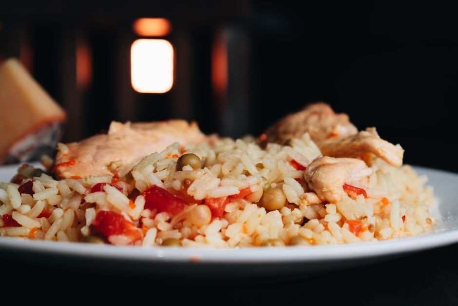 Peruaanse arroz chaufa met kip