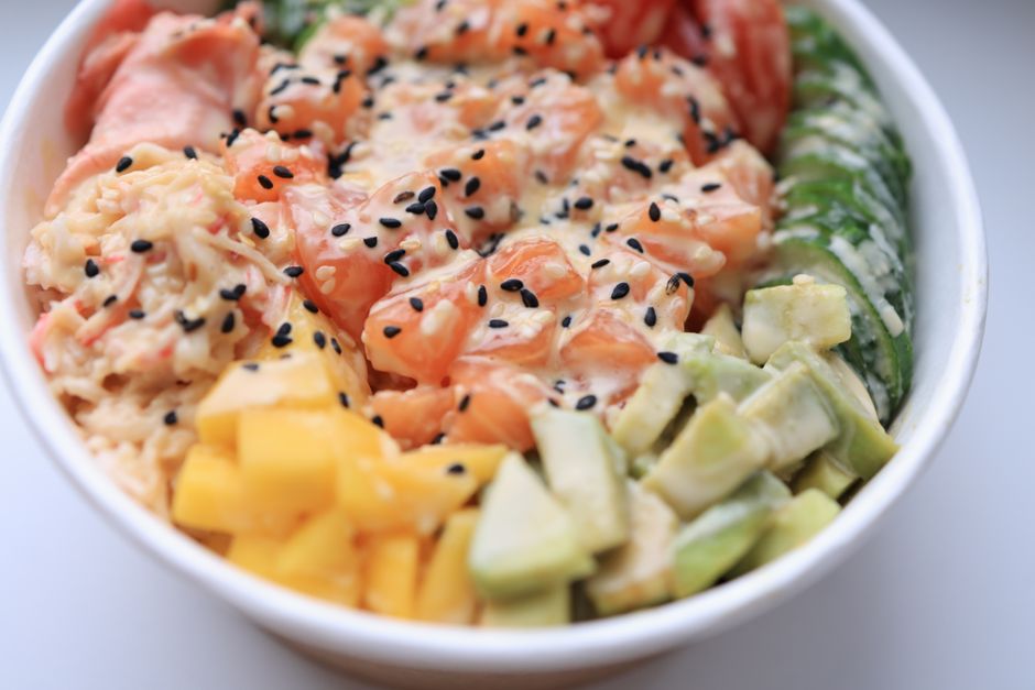 Poké bowl met gerookte zalm