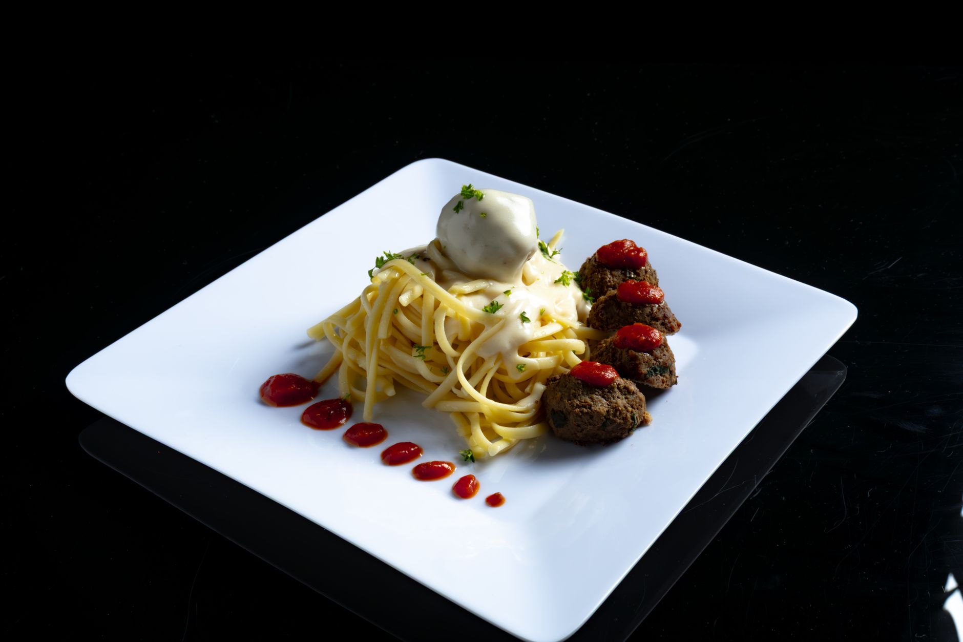 Spaghetti met gehaktballetjes in tomatensaus