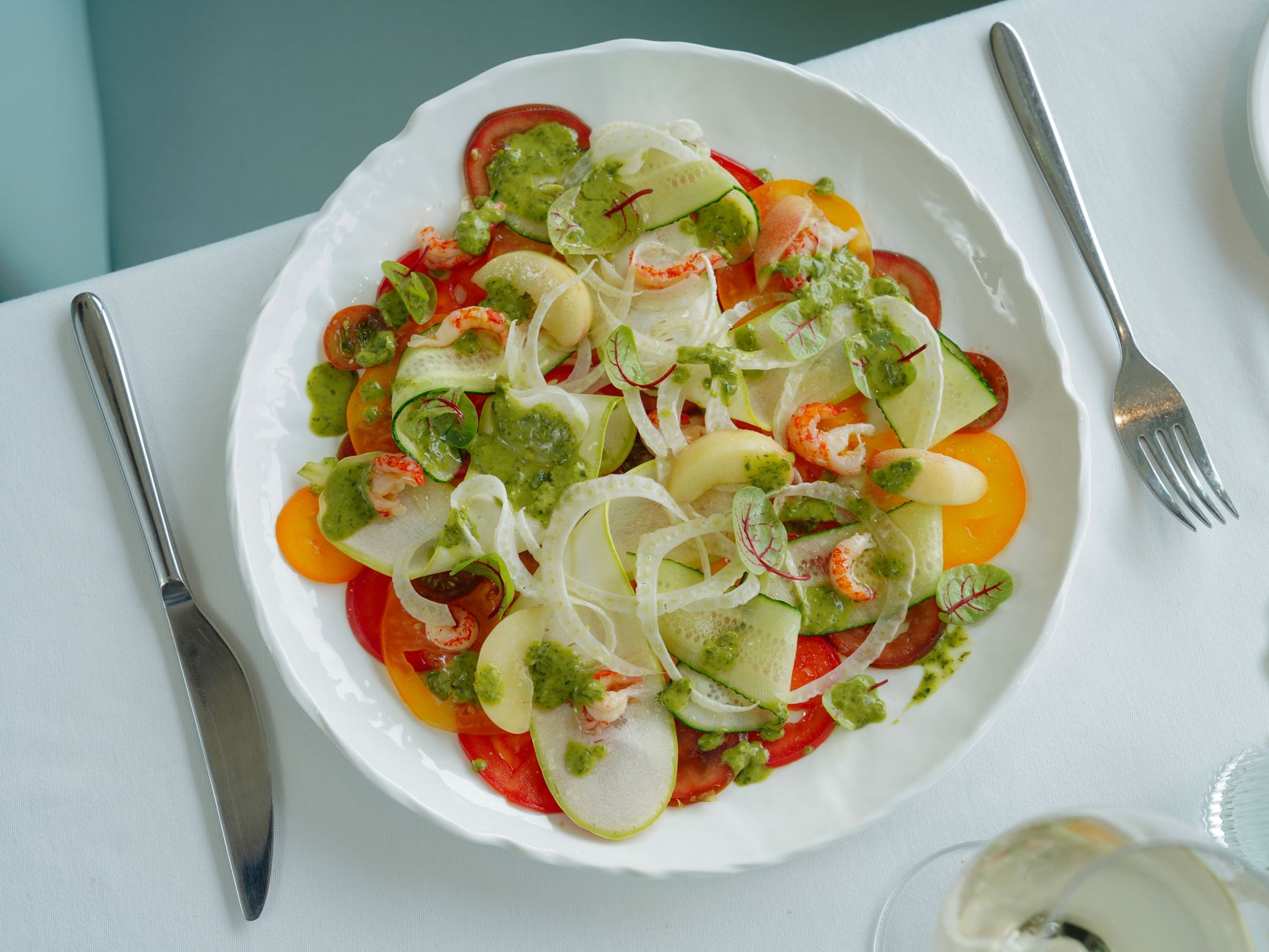 Tomaat-komkommersalade met honingvinaigrette