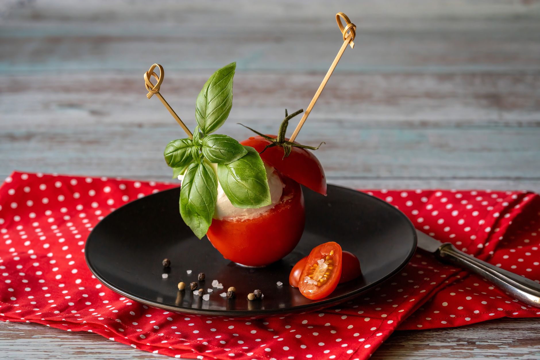 Tomaat-mozzarellaspiesjes met basilicum