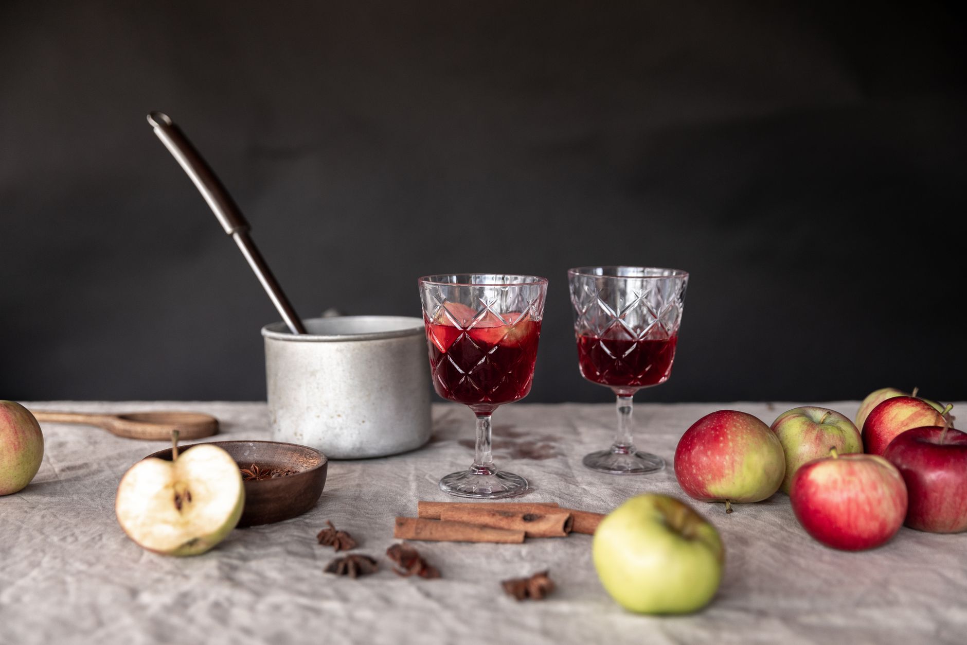 Warme appelsap met kaneel