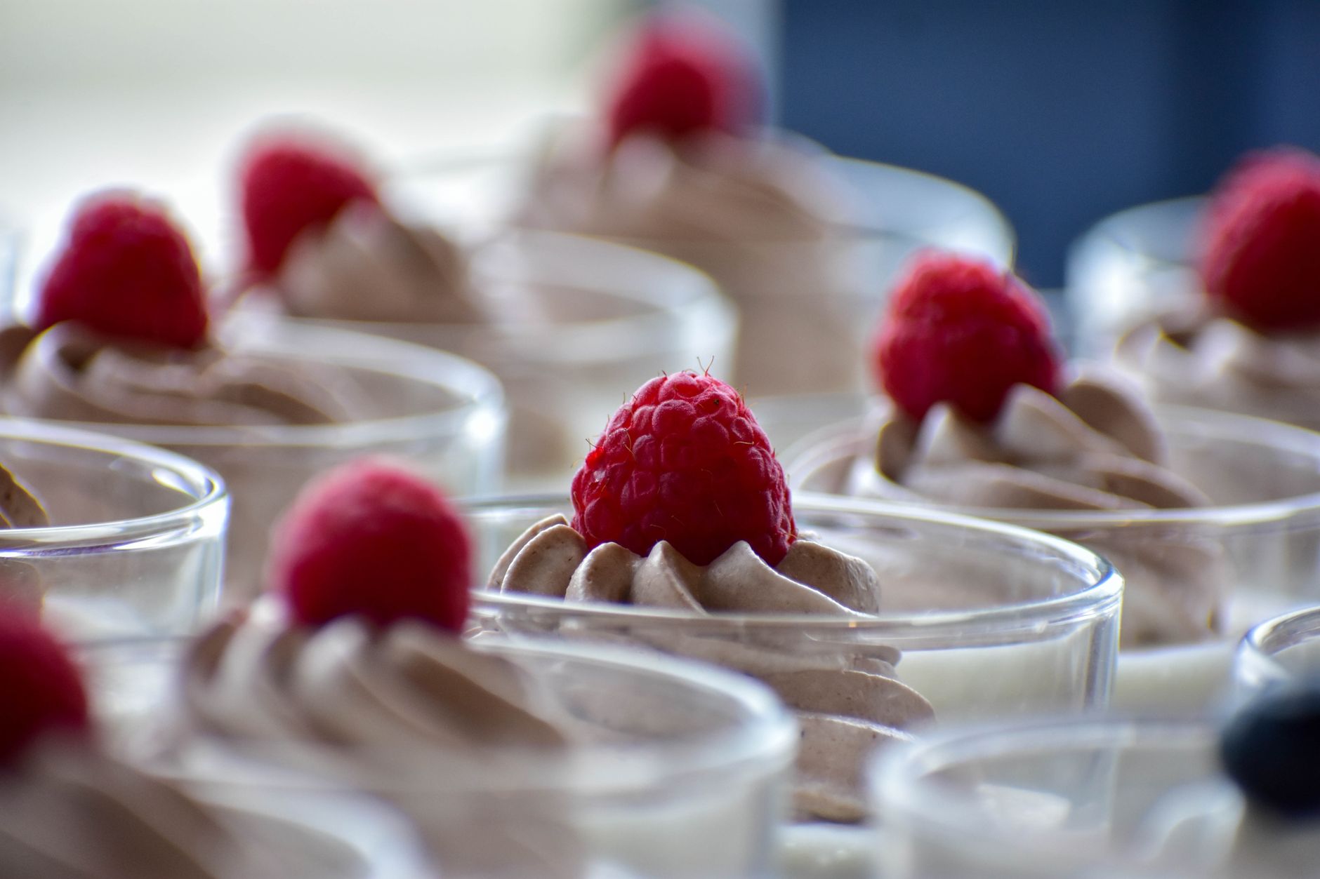 Witte chocolademousse met frambozen
