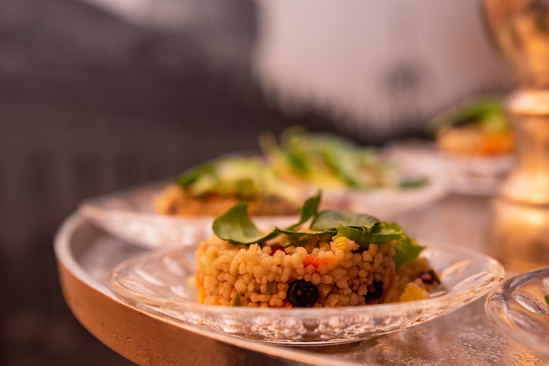 Zalmtartaarbowl met parelcouscous en Noordzeegarnalen