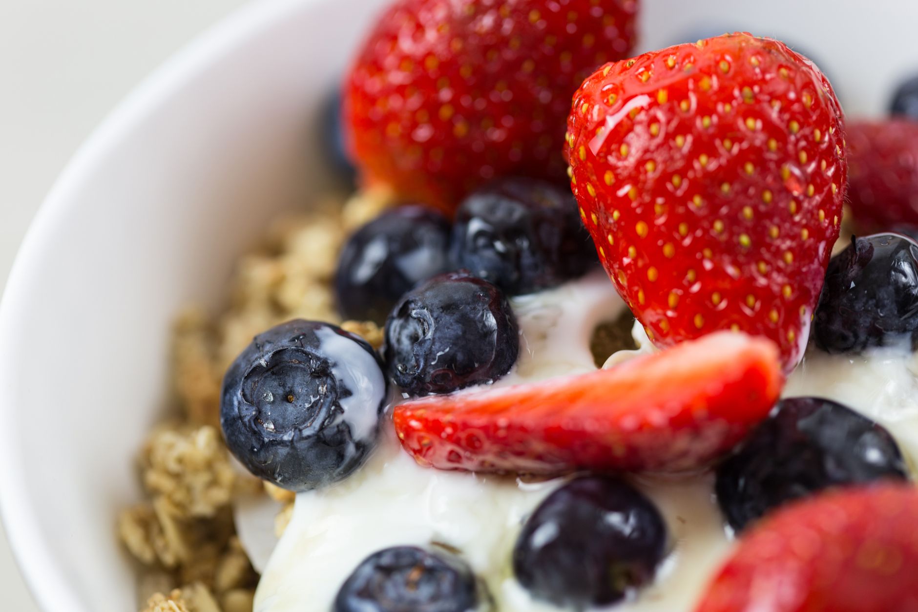 Zelfgemaakte krokante granola met noten en honing